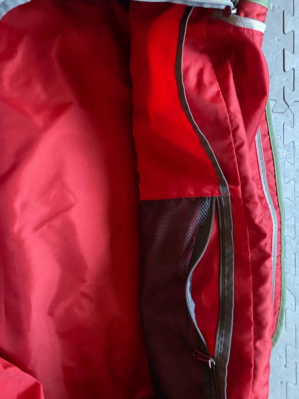Patagonia Arbor 60L Duffel Bag Green w/ Red Straps - Great Cond - Picture 3 of 6